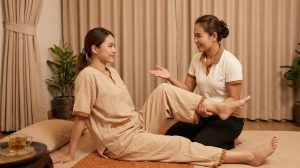 タイ古式マッサージは「痛い」？体が硬くても受けられる？初心者や女性が抱く不安を徹底解消。痛みの原因や、セラピストへの上手な伝え方、安心して受けられるサロン選びのコツを専門家が詳しく解説します。