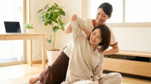 繰り返すデスクワークの肩こり・腰痛。なぜ部分的な揉みほぐしでは解決しないのか？タイ古式マッサージが「全身」と「筋膜」にアプローチし、痛みの根本原因を解消するメカニズムを専門的に解説します。